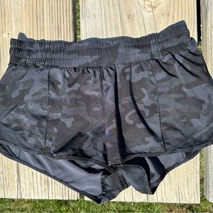 BLACK CAMOUFLAGE HOTTY HOT LULU-LEMON SHORTS SIZE 10